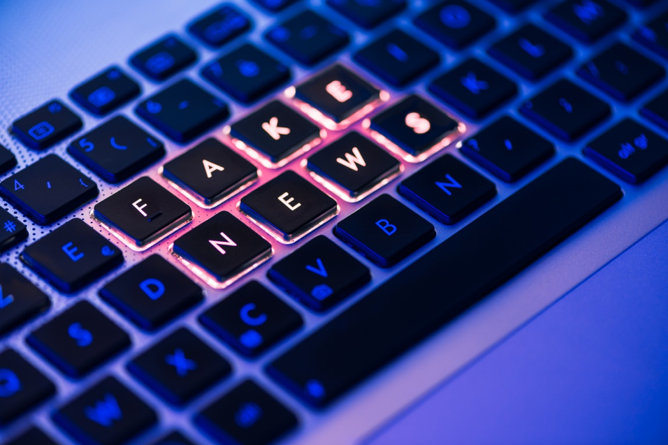 Cómo combatir las noticias falsas en redes sociales
